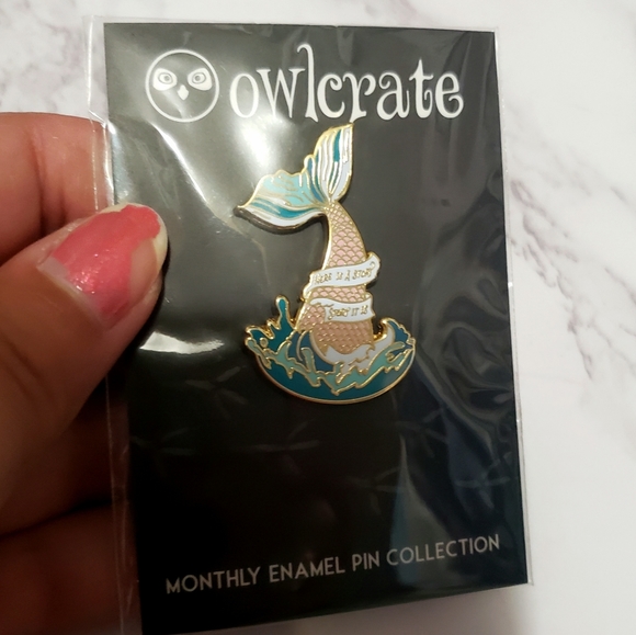 Skin of the Sea inspired collectible monthly pin December 2021, Owlcrate - Picture 2 of 2